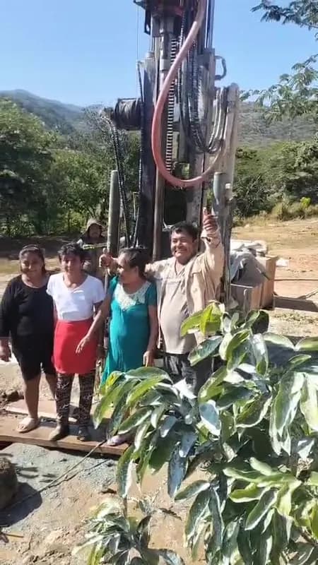 Clientes junto a un pozo recién terminado