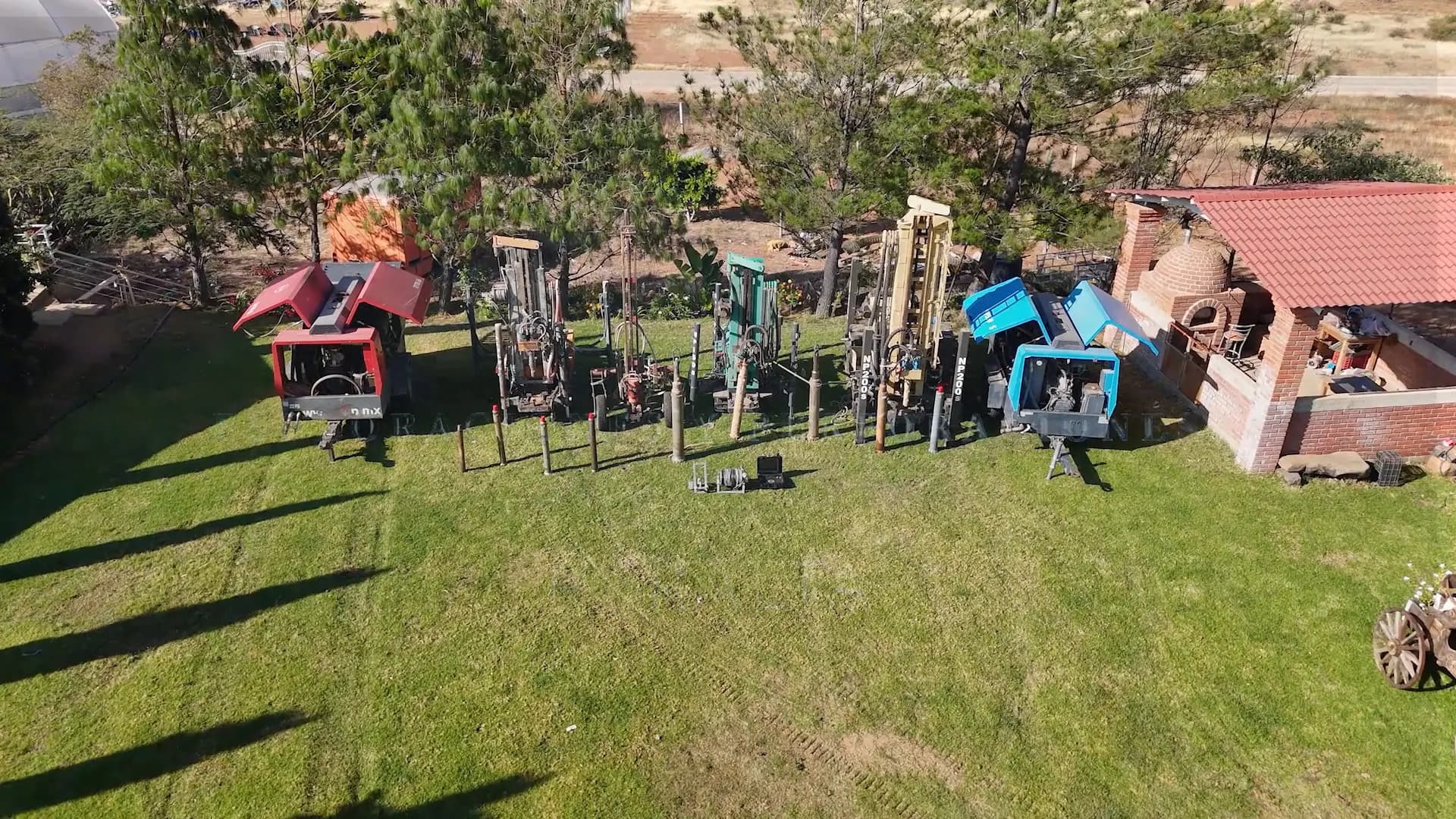 Maquinaria de perforación de pozos de Perforaciones Peralta lista para trabajar en Oaxaca